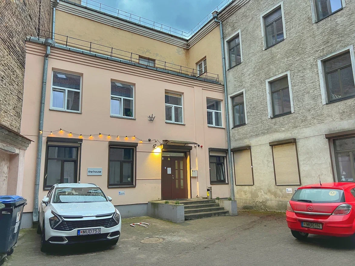 Двор и дверь хостела. Фото автора