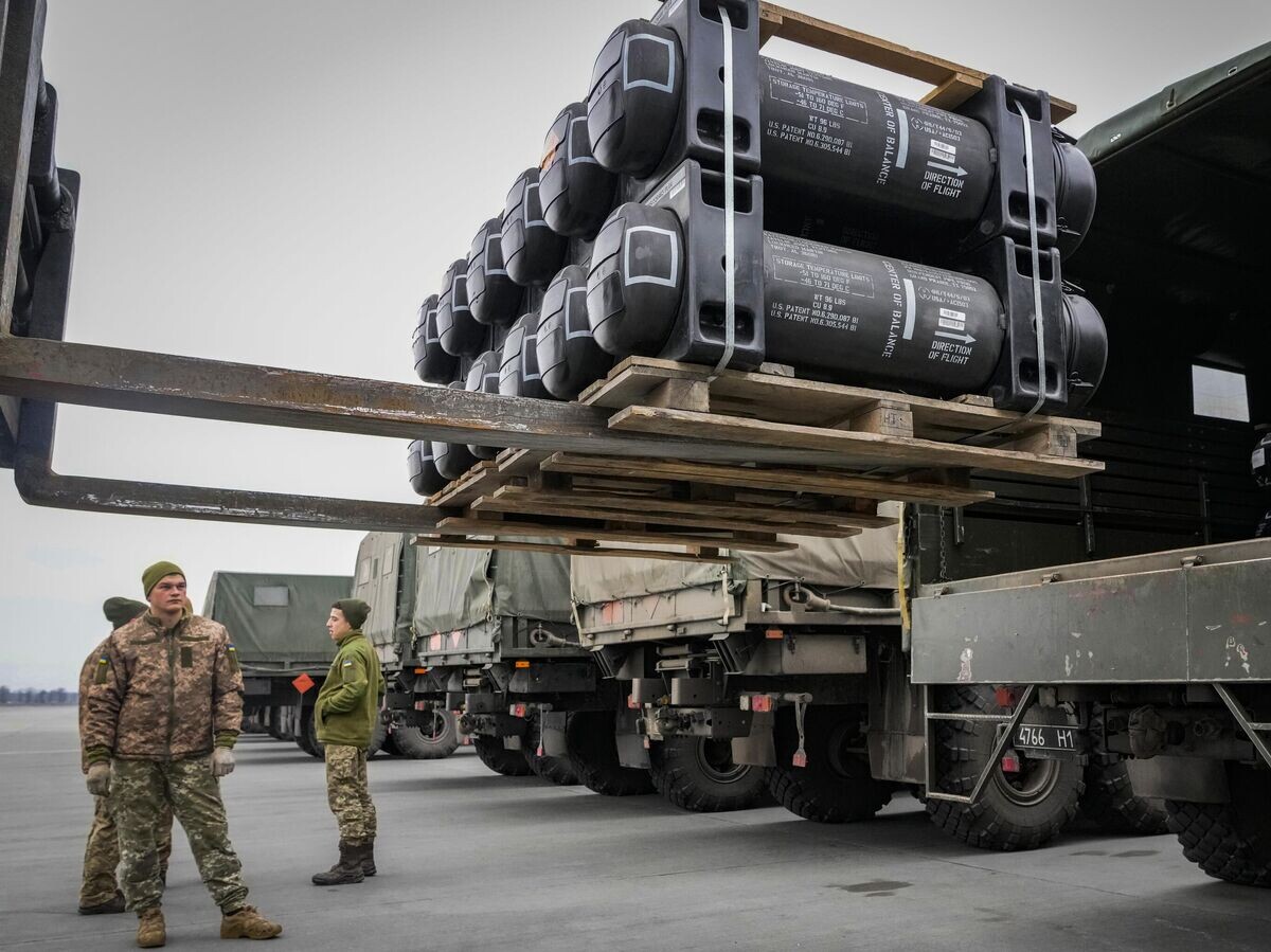    Украинские военнослужащие загружают противотанковые ракеты Javelin, поставленные в рамках помощи США Украине© AP Photo / Efrem Lukatsky