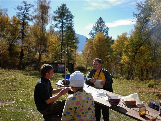 Обсуждение маршрута экскурсии с егерем кордона.