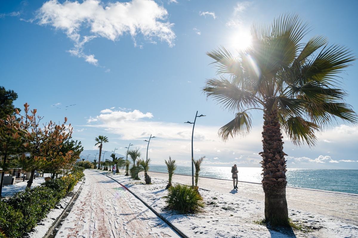 Снег на набережной федеральной территории Сириус