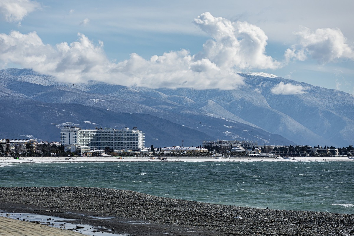 Кавказские горы с северо-востока, будто стена, охраняют от холодных ветров