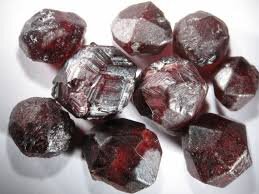 Гранат альмандин. Из Интернета.