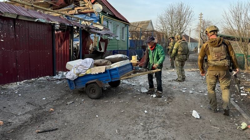    Военнослужащие Российской армии на улице в освобожденном от ВСУ населенном пункте / Источник: © ИЗВЕСТИЯ/Эмиль Тимашев