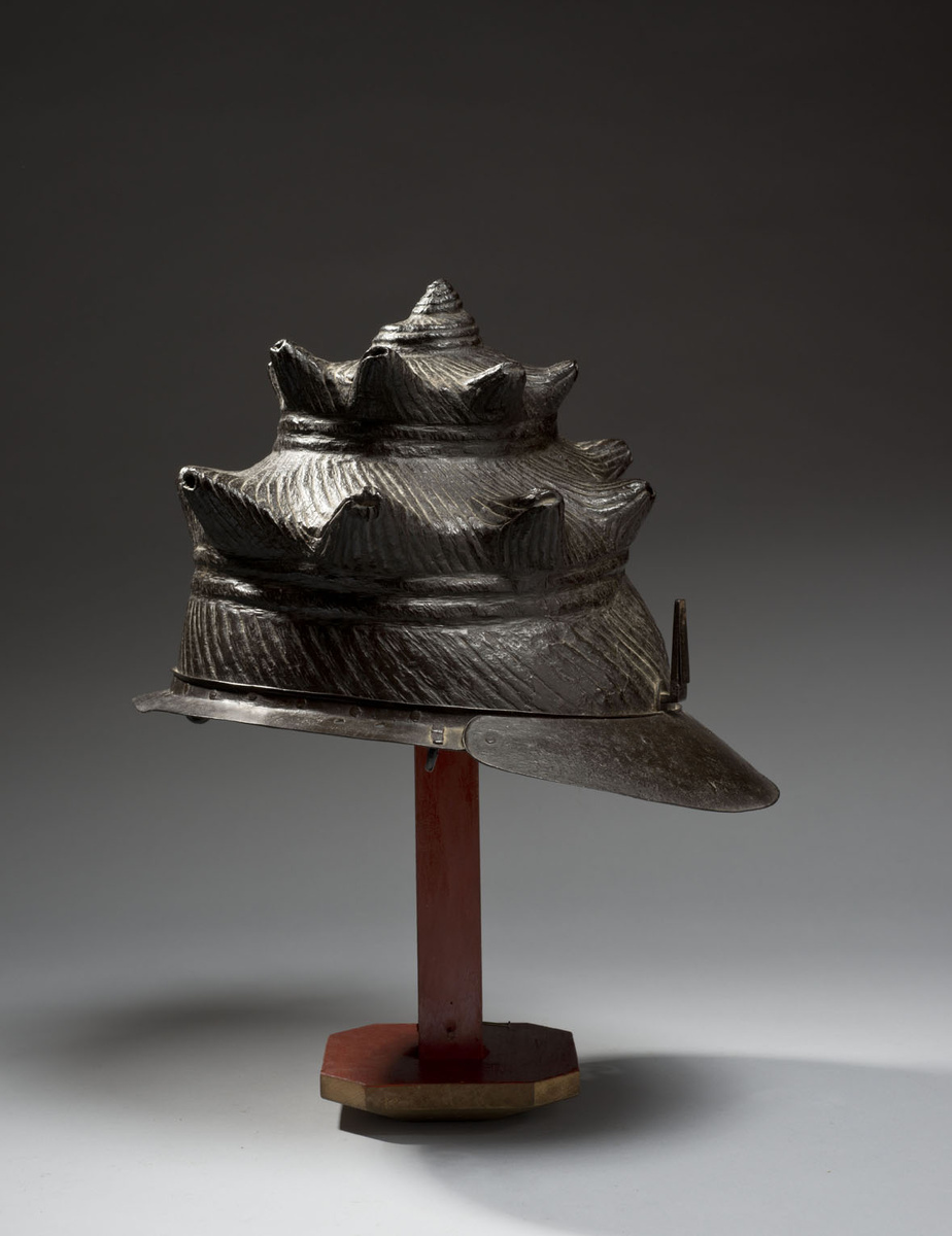 kawari kabuto из натурального железа, выкованный из цельного куска в форме морской раковины. Япония, период Эдо, XVII век.