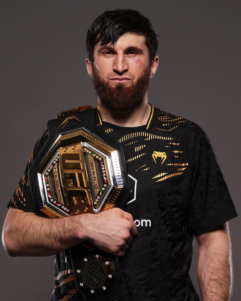 Едва уловимая улыбка на лице нового чемпиона полутяжелого дивизиона .