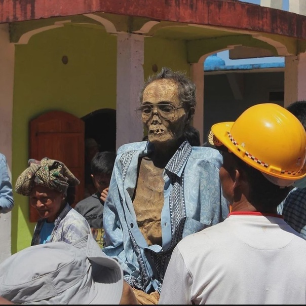 На снимке — жители деревни Тораджа, которые несут тело умершего родственника, одетого в новую одежду. Это часть ритуала очищения.