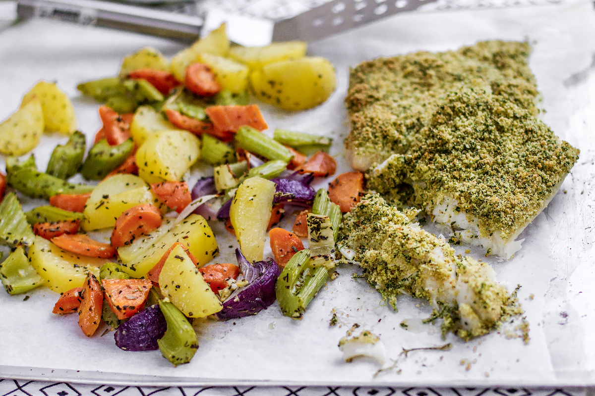 Треска в панировке из свежей зелени и печеные овощи с прованскими травами