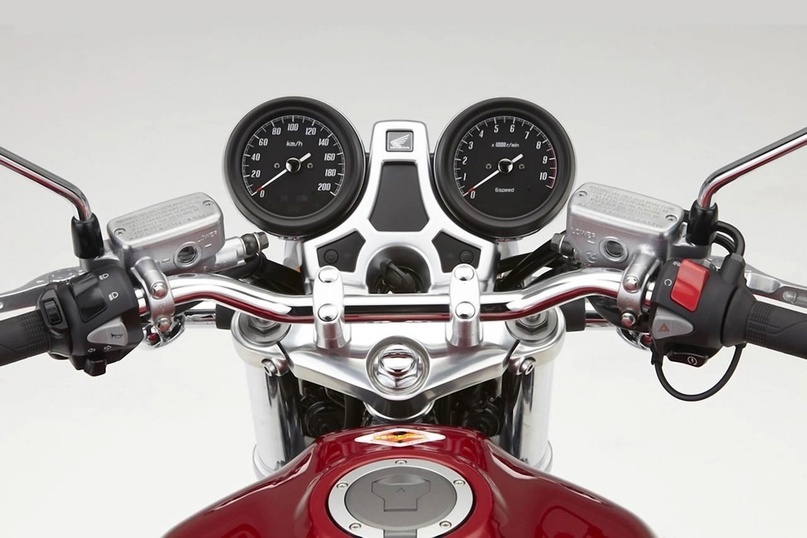 Современный мотоцикл Honda CB1100