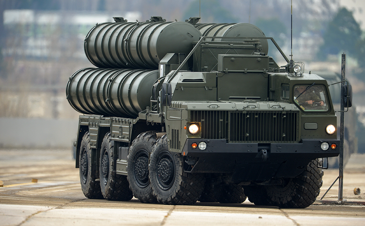 «С-400 «Триумф» в действии: мобильные пусковые установки и радары готовы отразить любую угрозу. Этот комплекс, словно невидимая стена, защищает небо России, обнаруживая цели за сотни километров — от дронов до гиперзвуковых ракет. Технологии, которые заставляют мир говорить о российском ПВО как о лучшем в мире».