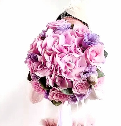 Букет невесты - не для всех приятная ноша. Фото из открытого доступа.