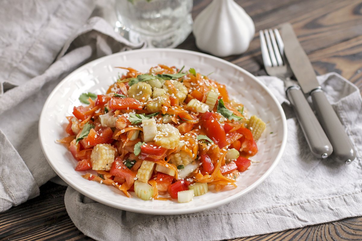 Азиатский овощной салат с заправкой из сладкого соуса Чили