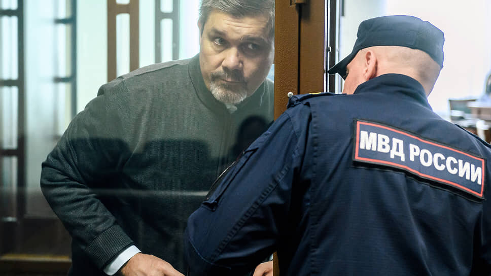 Бывший президент Федерации вольной борьбы Санкт-Петербурга Владимир Кулибаба (слева) во время заседания суда.📷Фото: Евгений Павленко / Коммерсантъ