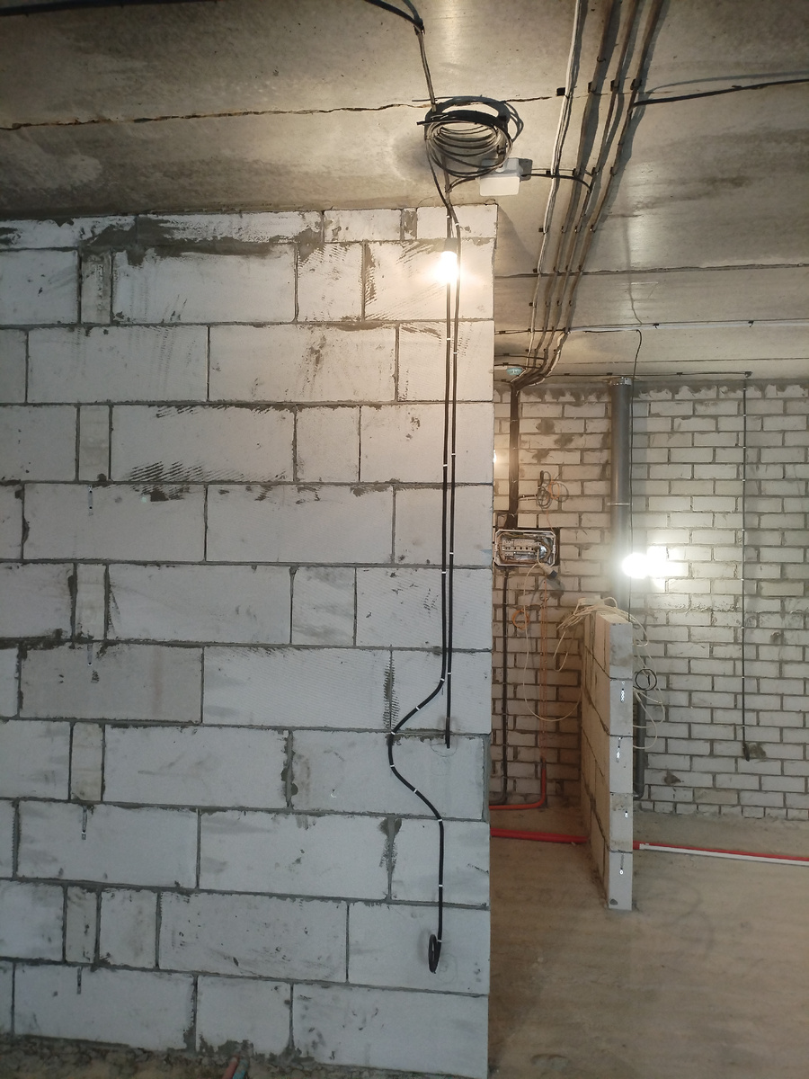 В кирпичном доме гораздо легче и дешевле монтировать электрику ))