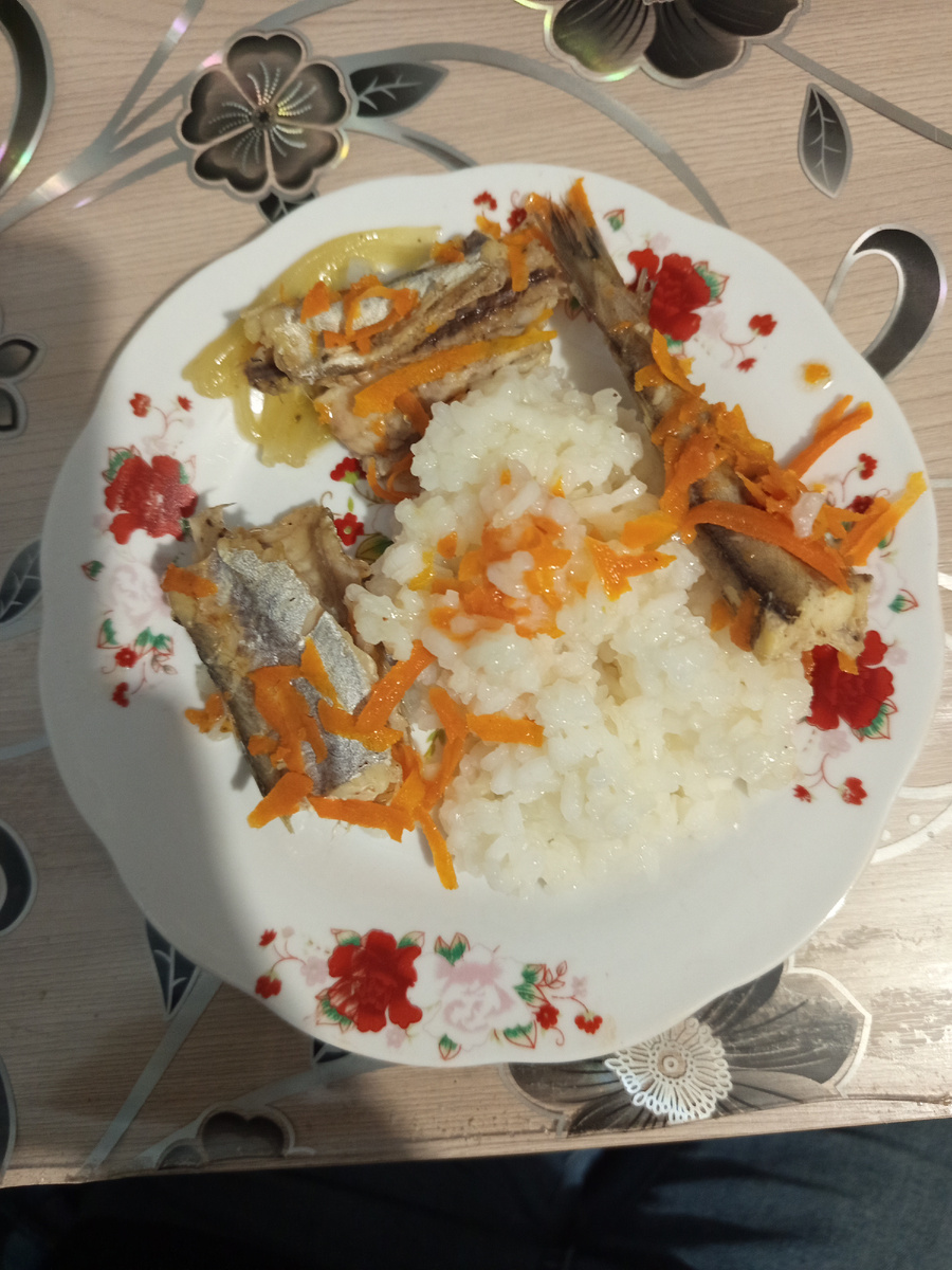 Рыба, рис, салат на заднем плане)