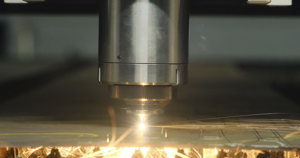 Лазерная резка контура ножа.