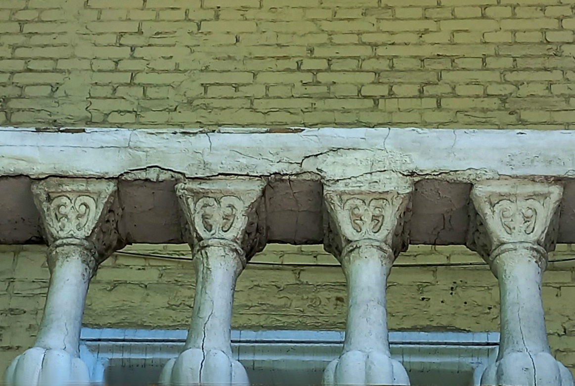 Балясины. Дворец спорта «Шахтёр». Донецк фото 2024 года