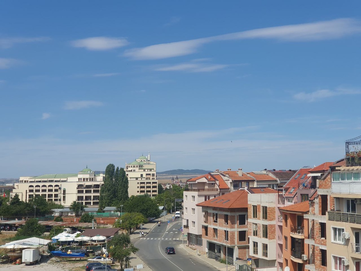 Вид на дорогу. Автобусную остановку. 