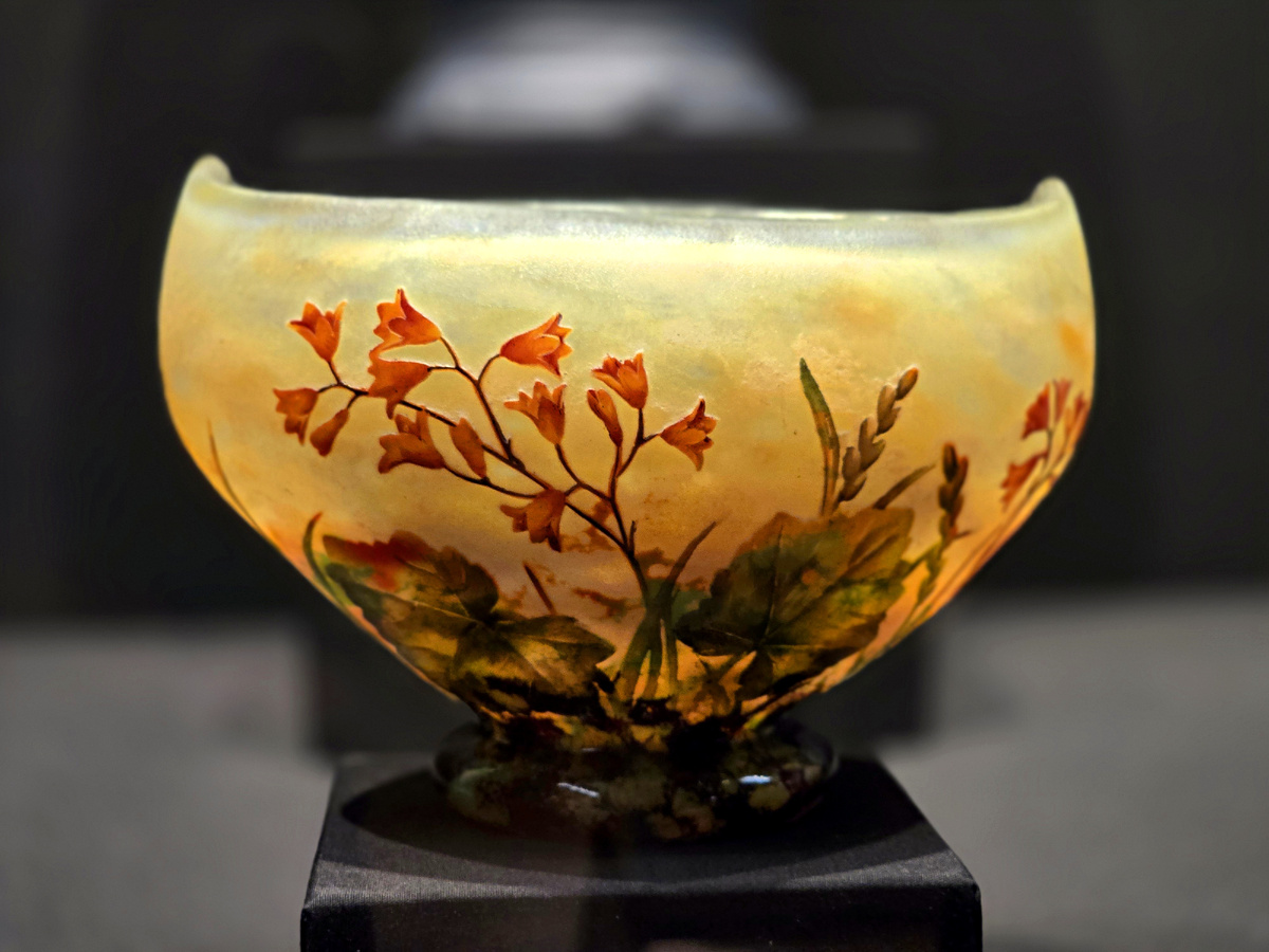 Ваза с изображением гейхеры кроваво-красной, 1900-1905 гг., Daum, из эксппонатов выставки