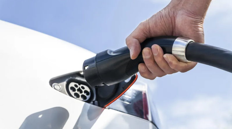 Предрассудки по поводу электромобилей всё ещё широко распространены, но многие из них давно устарели © Westend61/Getty Images