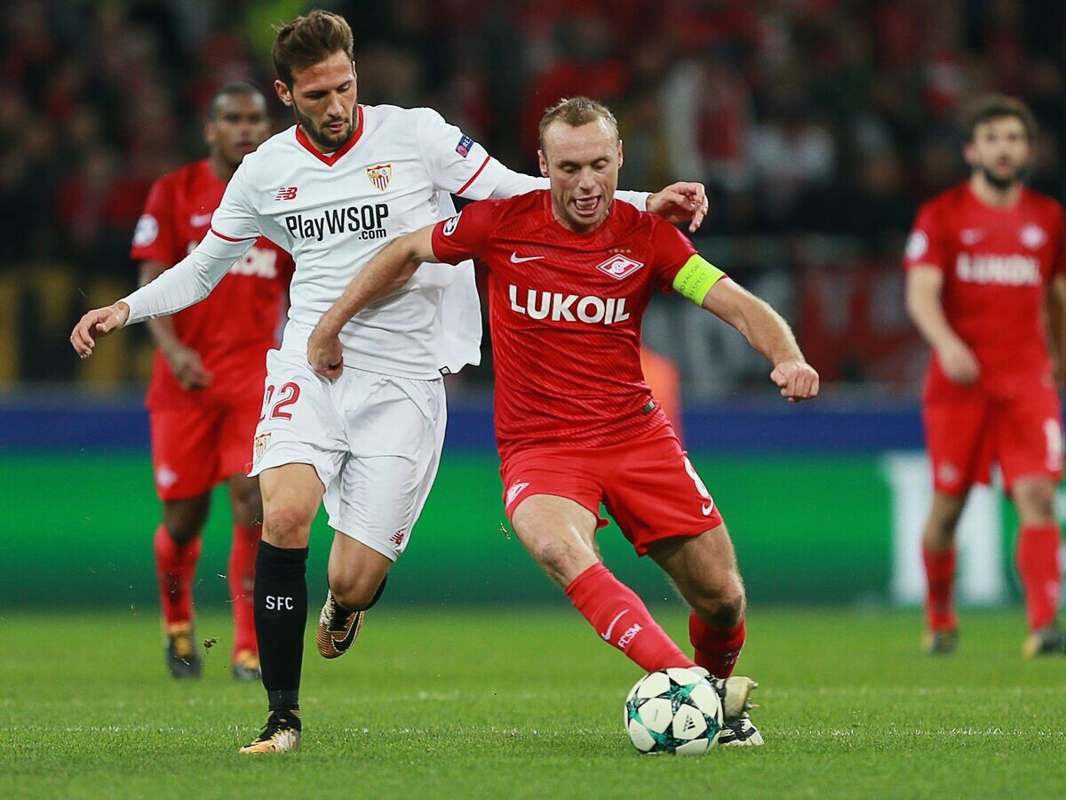    Нападающий "Севильи" Франко Васкес и полузащитник "Спартака" Денис Глушаков (справа)© РИА Новости / Антон Денисов