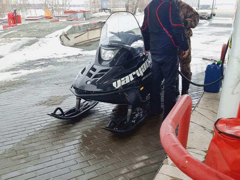 10 марта 2025. Сосед  по колонке на АЗС - явно герой из известного стихотворения.