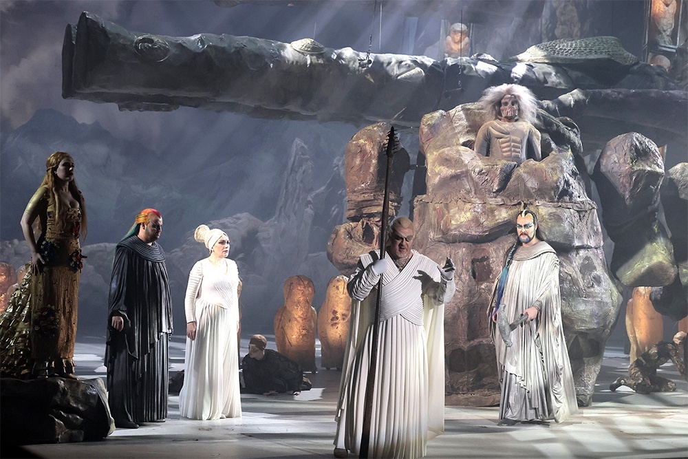    "Кольцо нибелунга" больше столетия удерживало статус самого амбициозного проекта в истории театра: его общая продолжительность достигает пятнадцати с половиной часов. / Дамир Юсупов / Большой театр