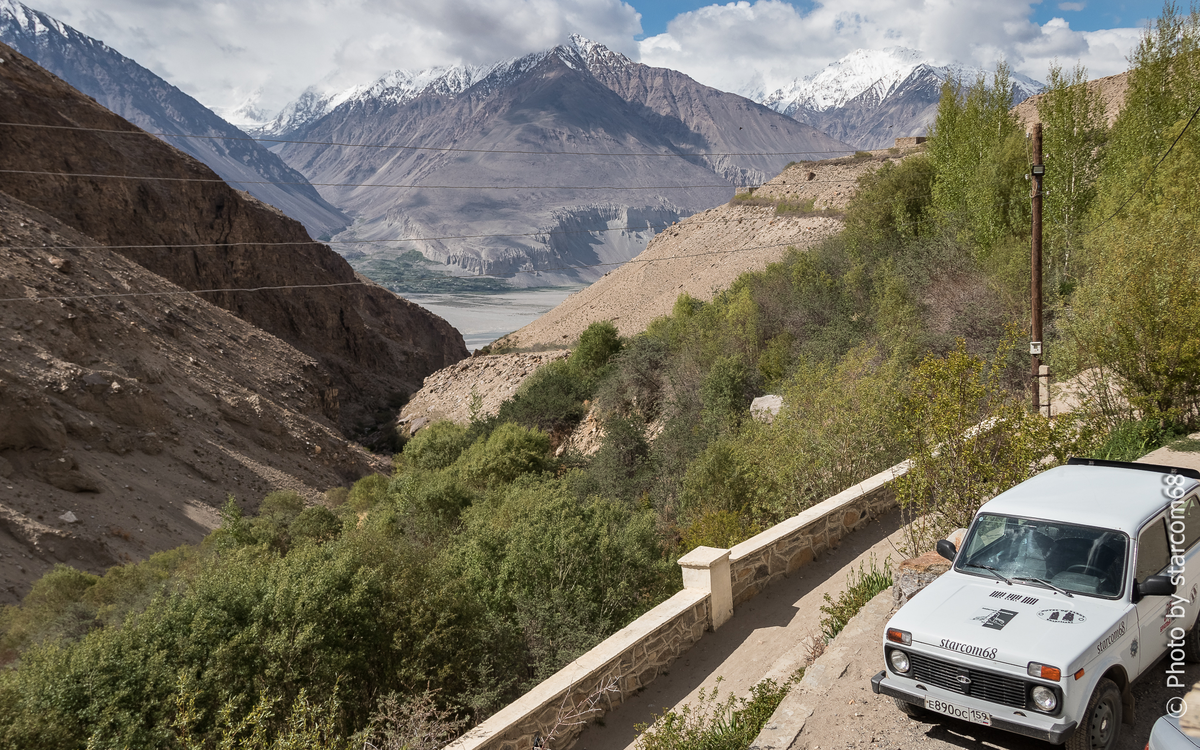 Утренний вид из отеля "Би-Би Фатима Захро" вдоль ущелья Ямчун на долину Пянджа и афганский кишлак Яамит у подножия Гиндукуша с высотами до 5918 м на смотрящем на вас отроге. За Гиндукушем - Пакистан.