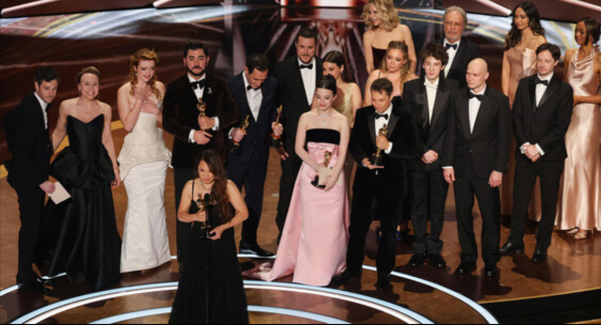Съемочная группа «Аноры» получает Оскар