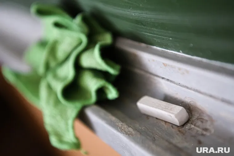 Учитель Станислав Холманских рассказал, что школы Кургана обеспечивают новым оборудованием
Фото: Владимир Жабриков © URA.RU