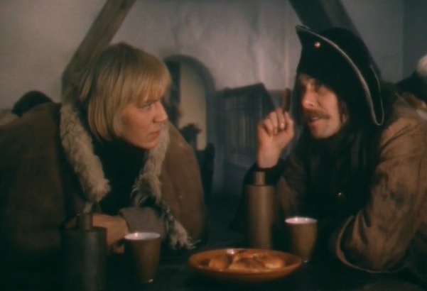 Михаил Ломоносов (актёр Игорь Волков) и Иван Каргопольский в питейном заведении                 
в Холмогорах. Кадр из фильма «Михайло Ломоносов». Фото из открытых источников.
