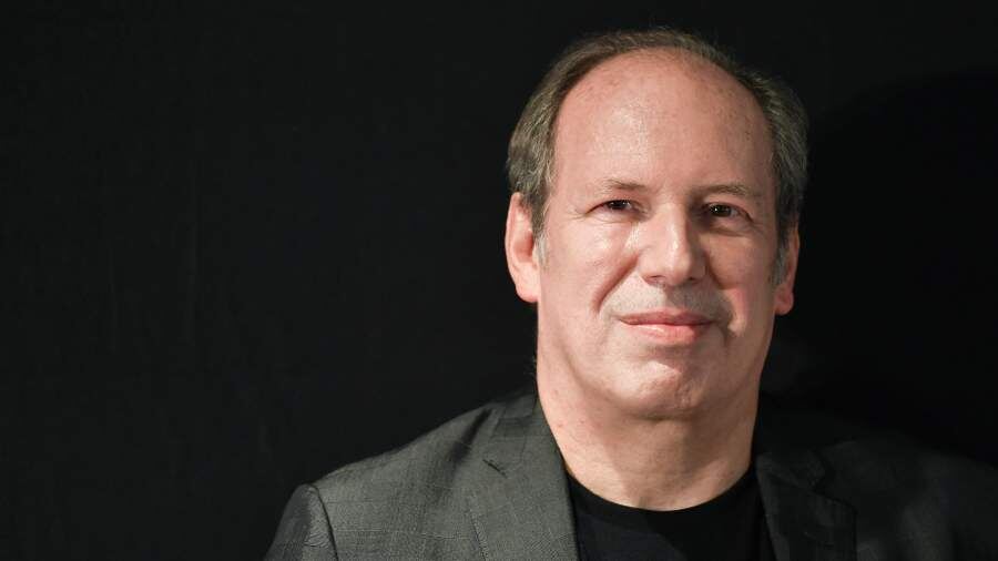 Ханс Флориан Циммер — немецкий композитор, известный работой над фильмами "Гладиатор", "Пираты Карибского моря", "Начало" и "Темный рыцарь". Он сочетает электронику, оркестр и этнические мотивы, получив "Оскар" за "Короля Льва" (1994).