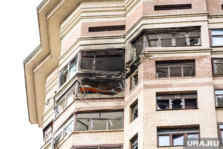 Жители поделились с URA.RU эмоциями от атаки дронов ВСУ по дому в Раменском
Фото: Роман Наумов © URA.RU