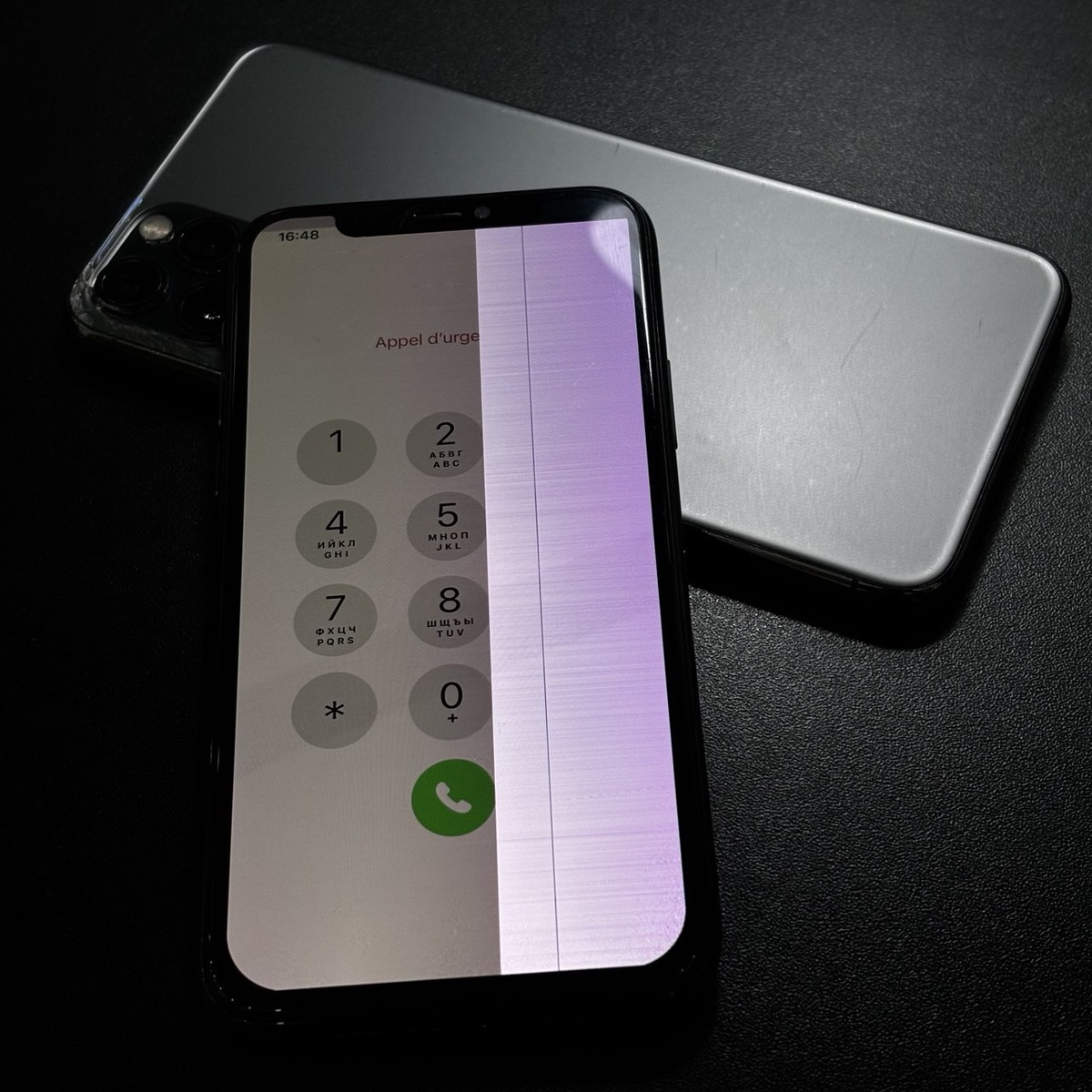 Полосы на экране iPhone 11 Pro