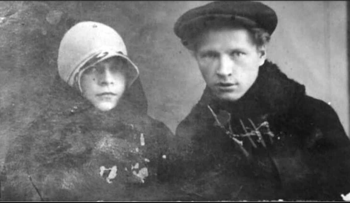 Родители Госи не похожи на монумент "Рабочий и колхозница" Из открытого доступа.