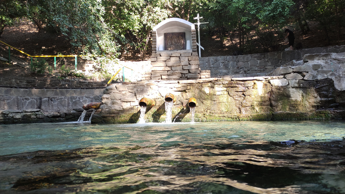 Вид на родник по которому можно сразу узнать Гремучку. 