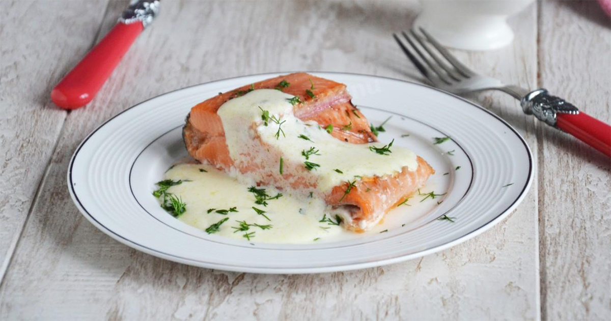 Красная рыба со сметанным соусом