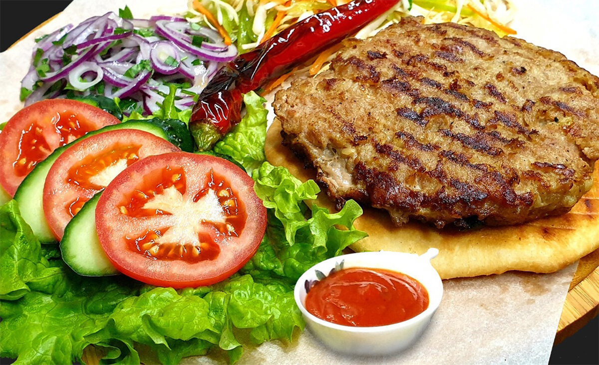 Сербская плесковица с томатным соусом