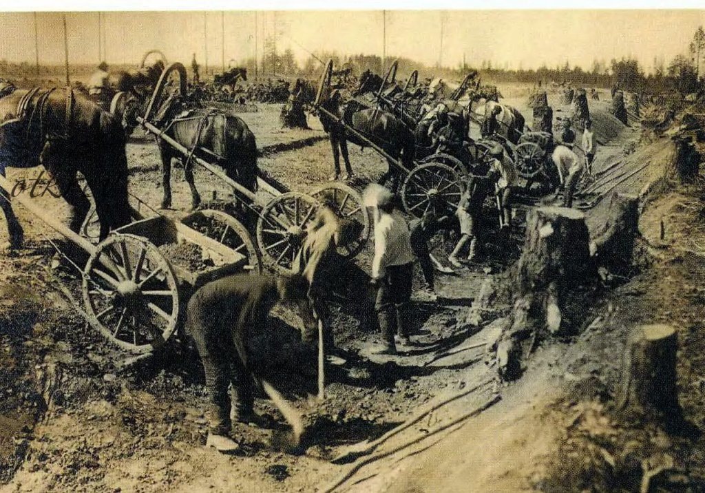 Землекопы за работой. Грабарки-небольшие тележки на конной тяге, для вывоза замли. Фото с сайта "Коми. ГорДК"