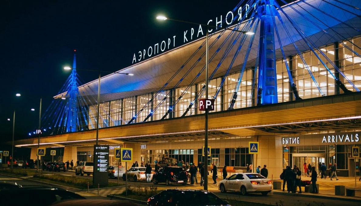 admkrsk.ru. Фото с Яндекса. Аэропорт Емельяново. Монтажные работы во время строительства, производил трест СХМ.