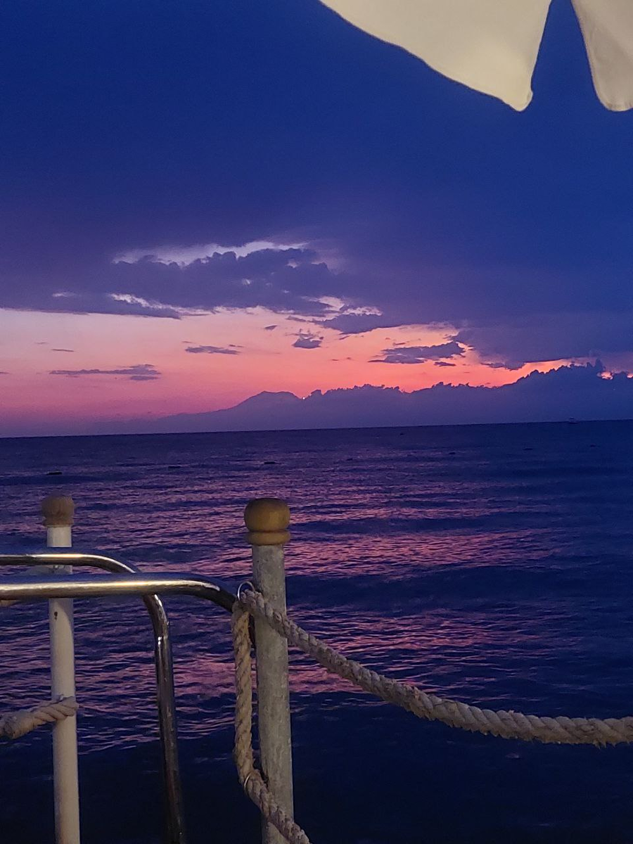 Закат вечером с пирса