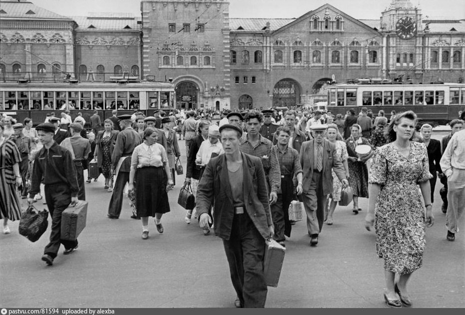 Комсомольская площадь, 1954 г. Автор: Henri Cartier-Bresson.