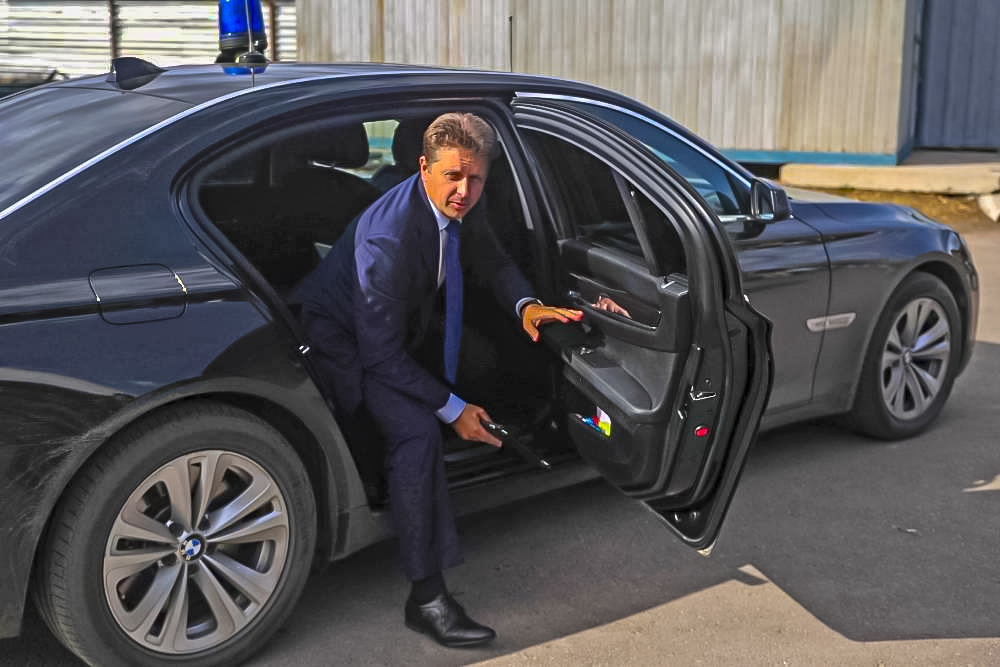 Глава АвтоВАЗа на служебной БМВ 7 серии, когда занимал должность министра транспорт