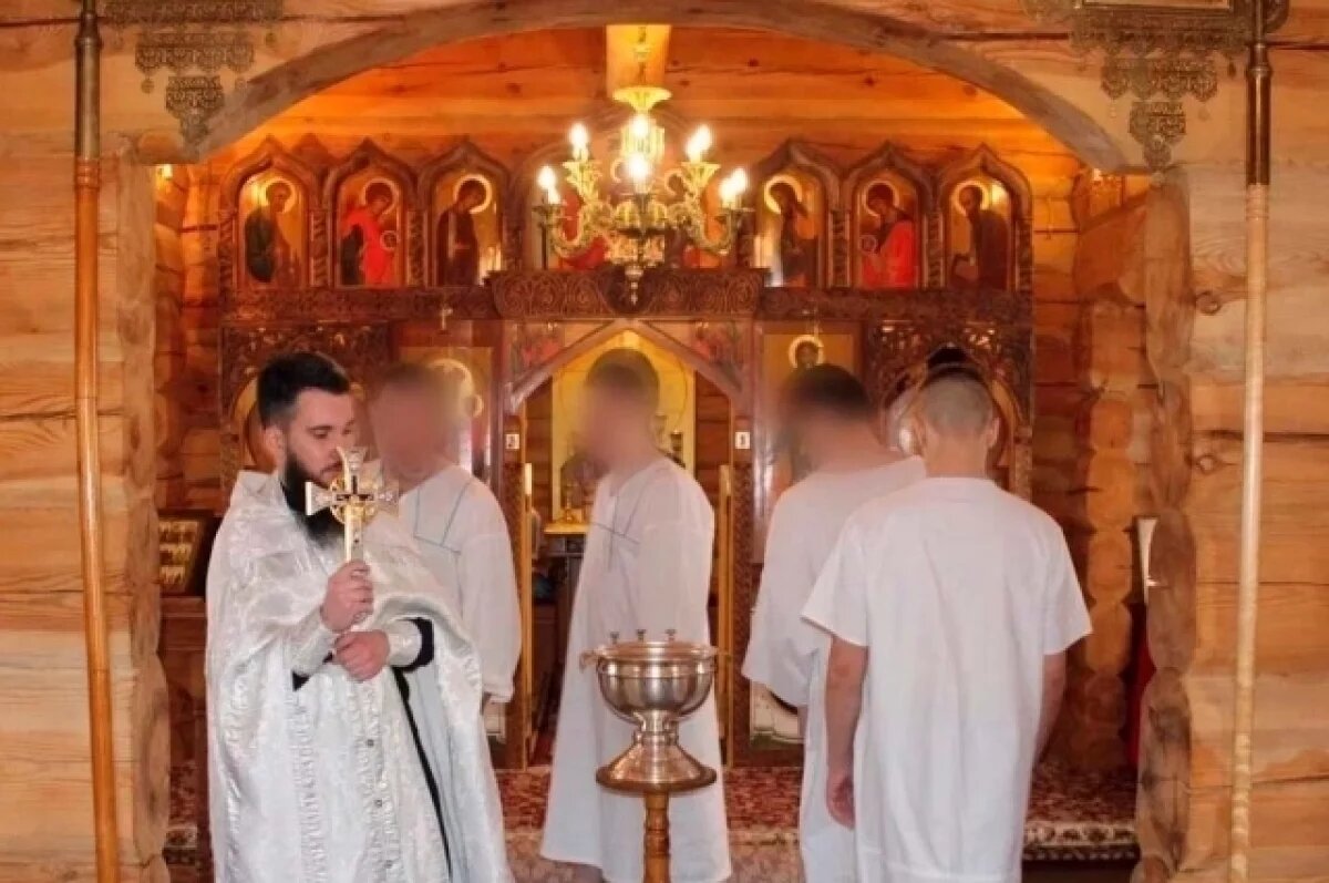    В следственном изоляторе Твери четыре человека крестились