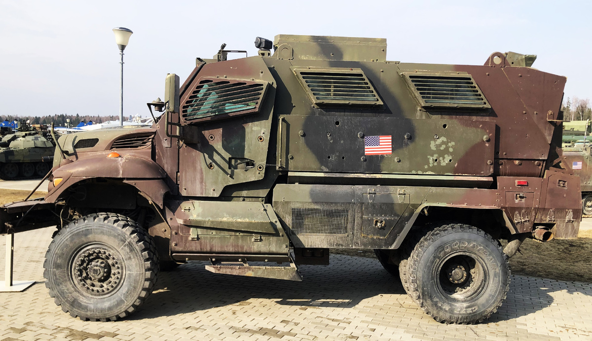 Под водительской дверью- отсек топливного бака; сетчатый проем правее- отсек кондиционера. Два лючка справа и слева от заднего моста- ящики ЗИП.