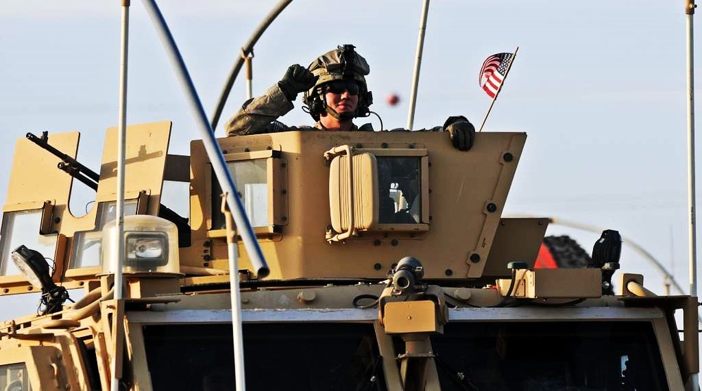 Башенка с 7,62*51мм пулеметом М240. Между ветровыми бронестеклами установлен тепловизионный прибор наблюдения мехвода AN/VAS-5. 