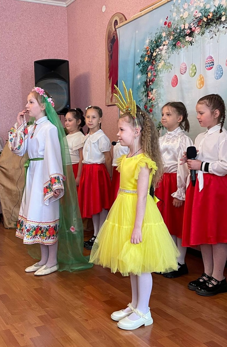 Весна, Солнышко и девочки - чтецы. 