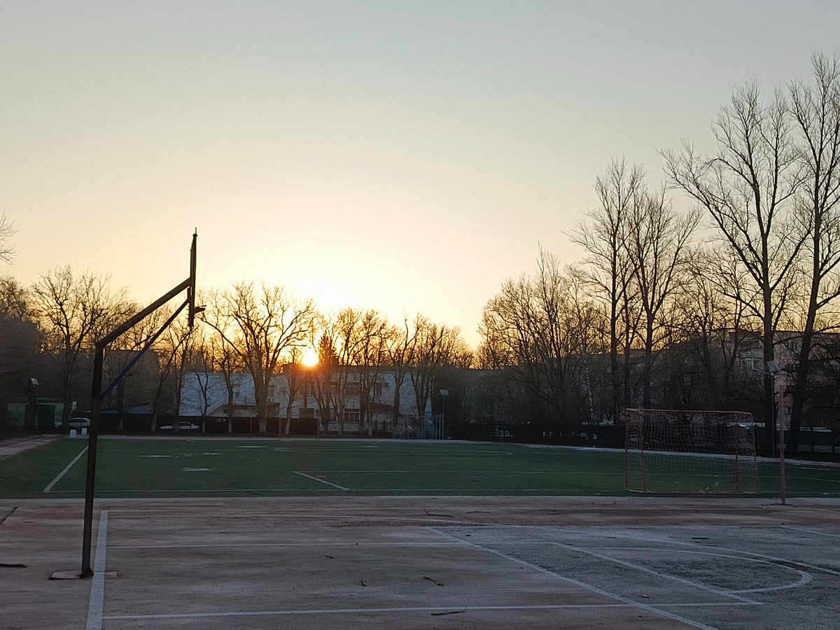 Восход солнца на стадионе. 