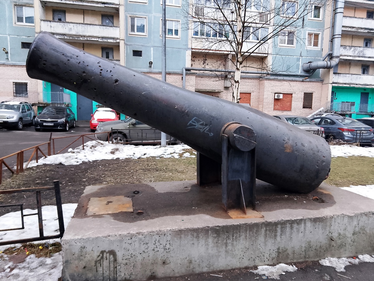 Интересные места Петербурга. Дворы со старинными шведскими пушками
