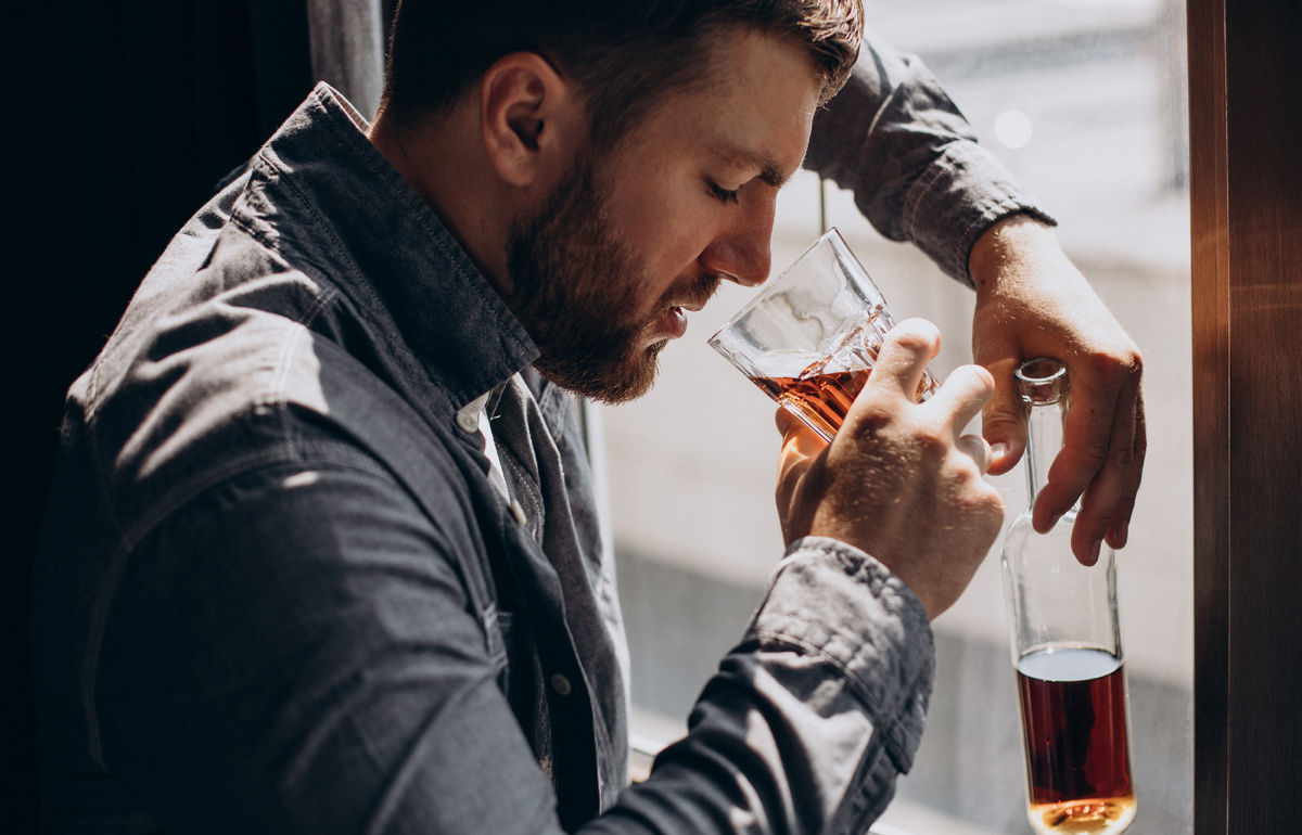 Признаки алкоголизма (источник изображения: freepik.com)