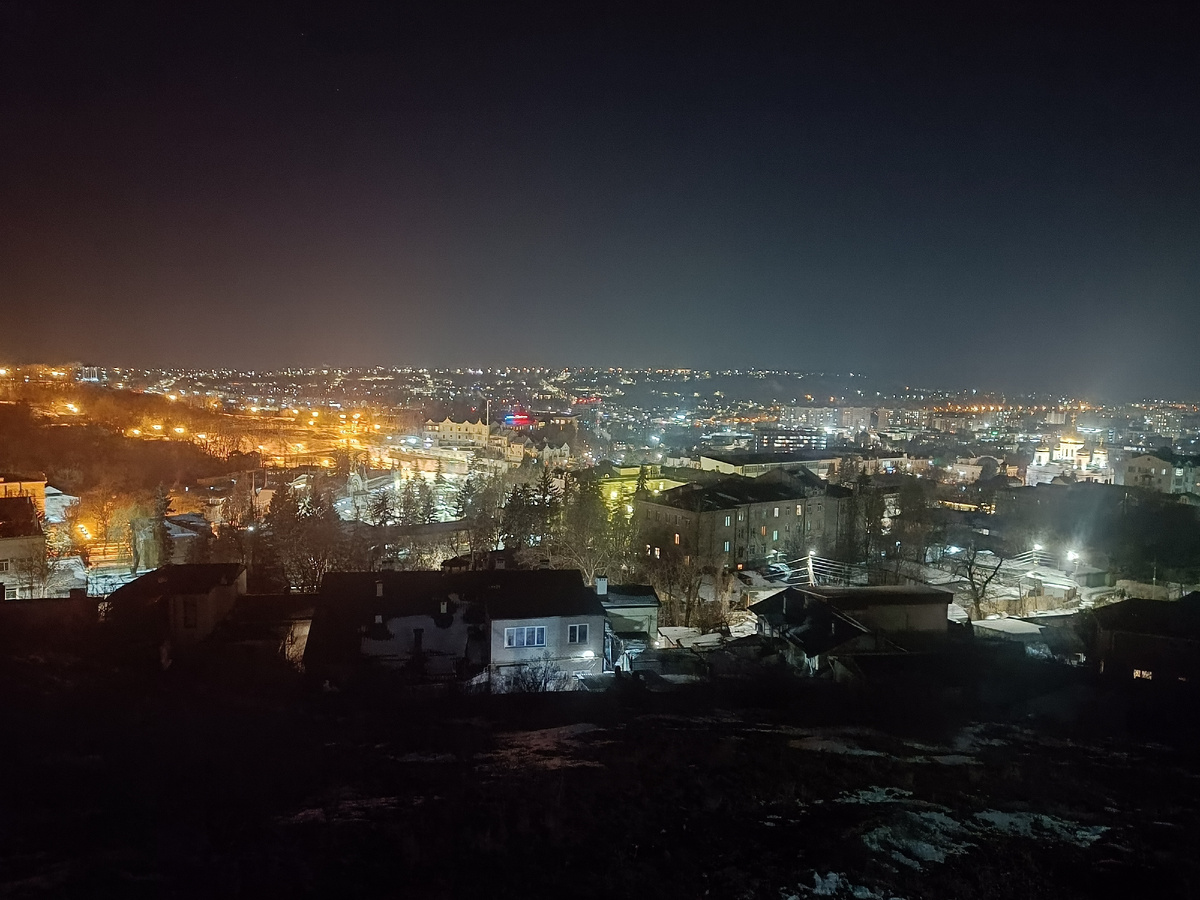 Ночной город с беседки квартиры. Фото не передаёт даже десятой части этой красоты